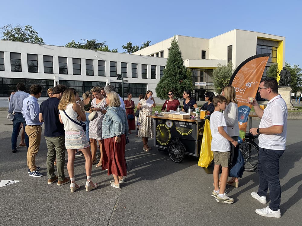 groupe d'étudiants à l'extérieur