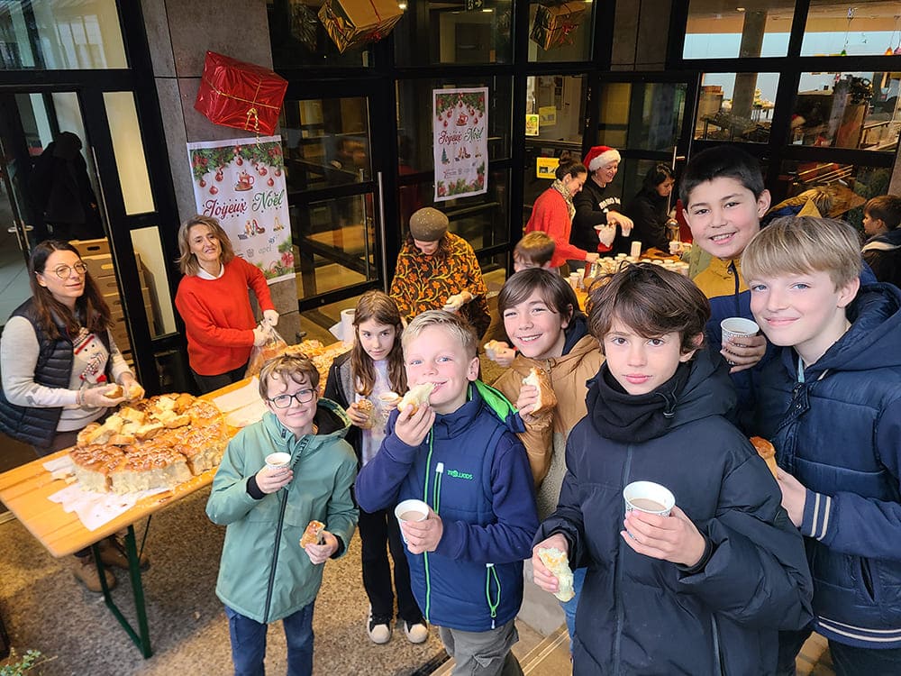 groupe d'étudiants souriants