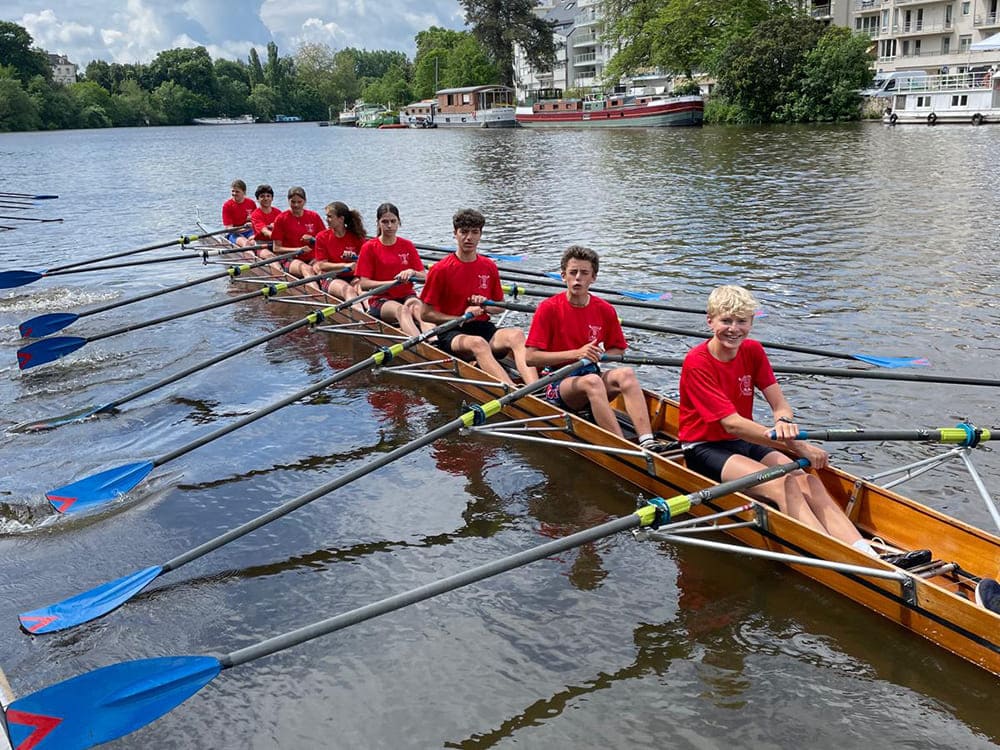 groupe de personne sur un bateau