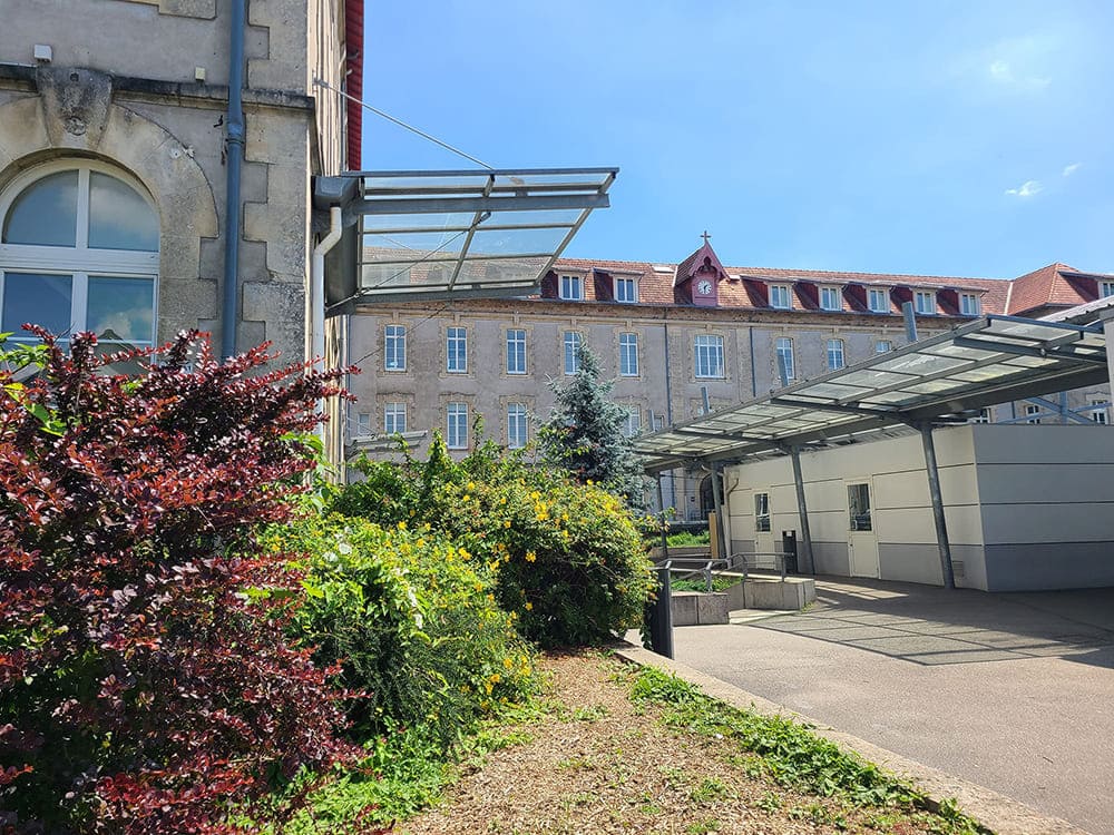 Bâtiment historique vu de la cour