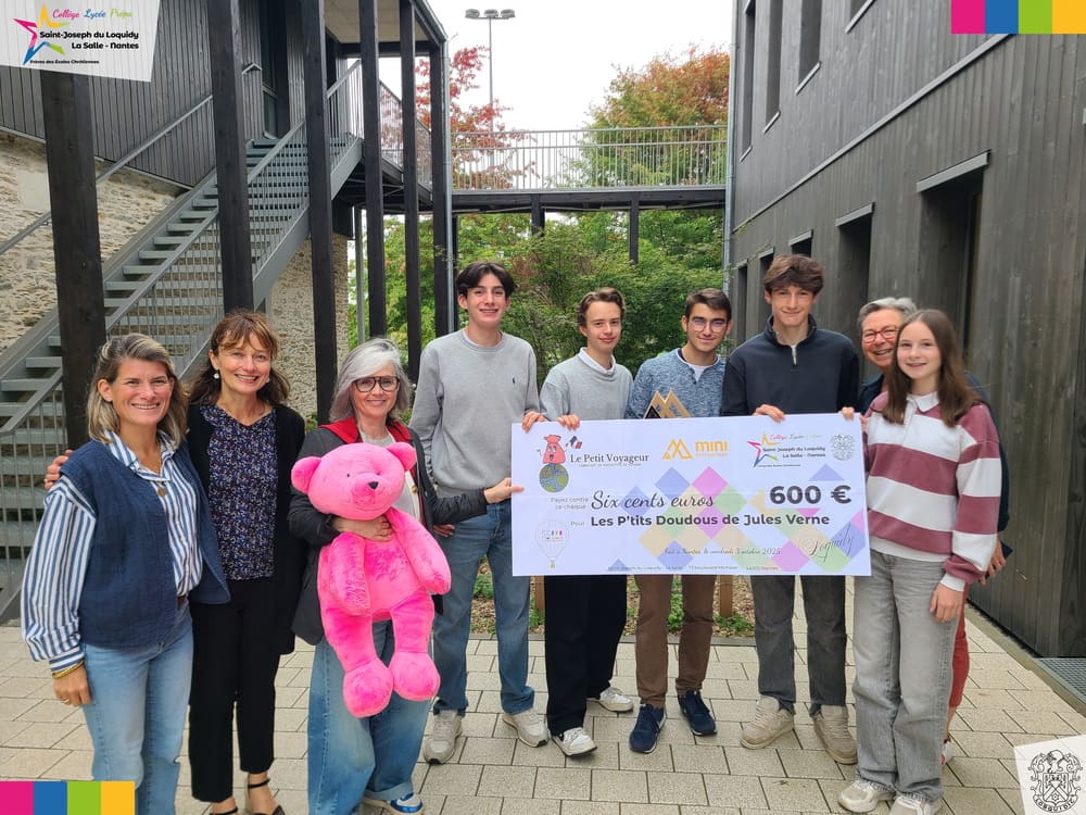 Remise du chèque de la Mini-Entreprise aux P’tits Doudous Jules Verne