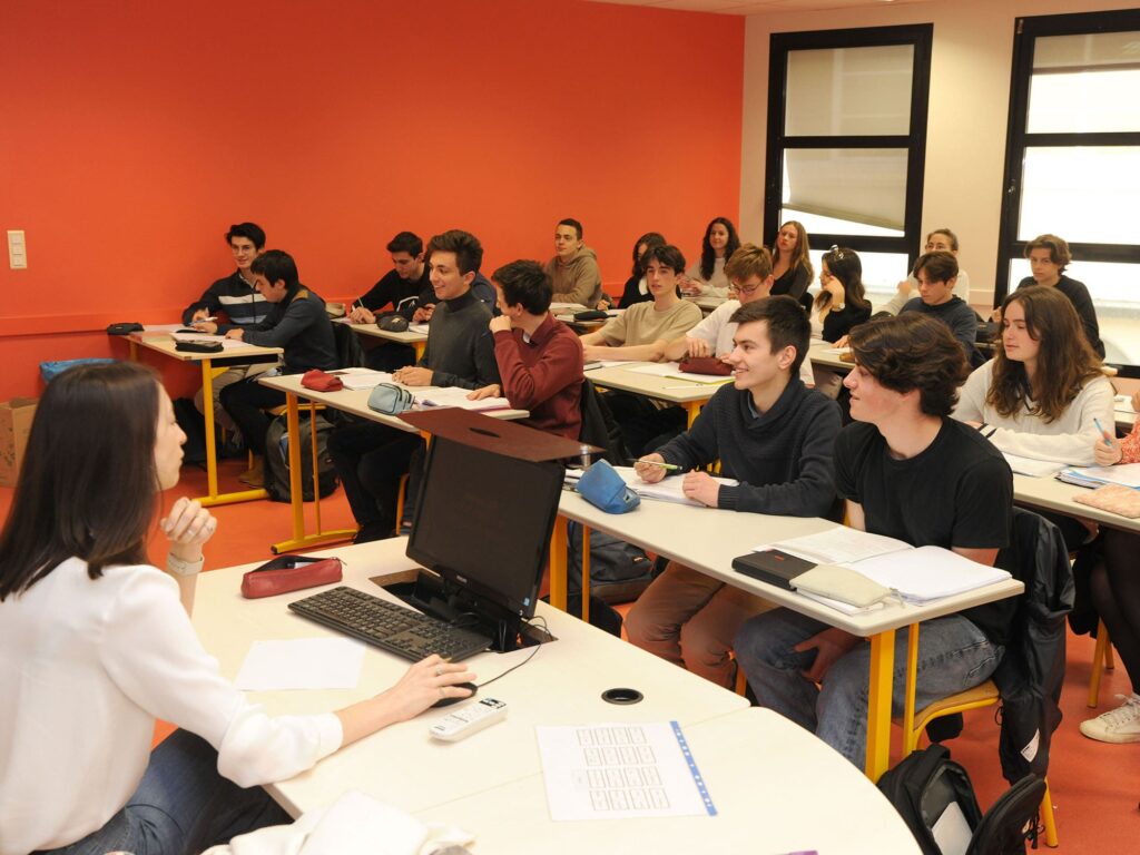 élèves assis en classe
