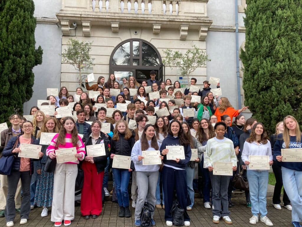 groupe d'élèves avec leur diplome