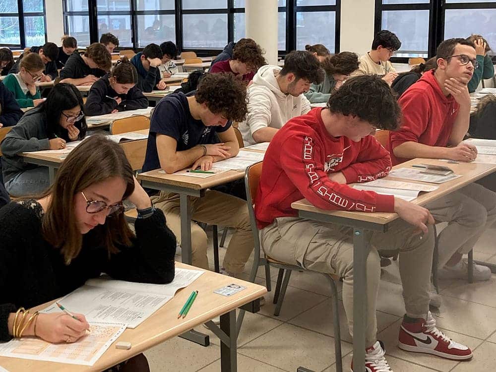 élèves passant un concours