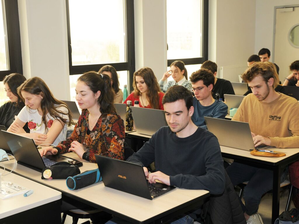 salle de classe avec des élèves