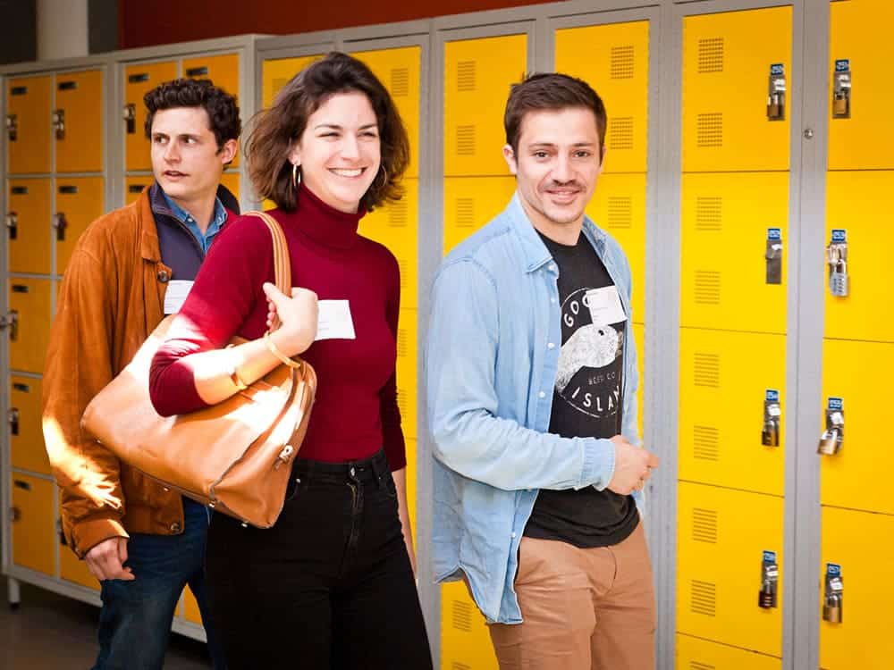 trois étudiants souriants