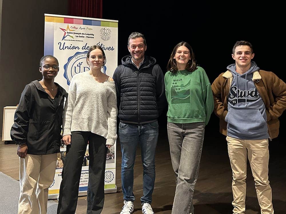 groupe de personnes souriantes