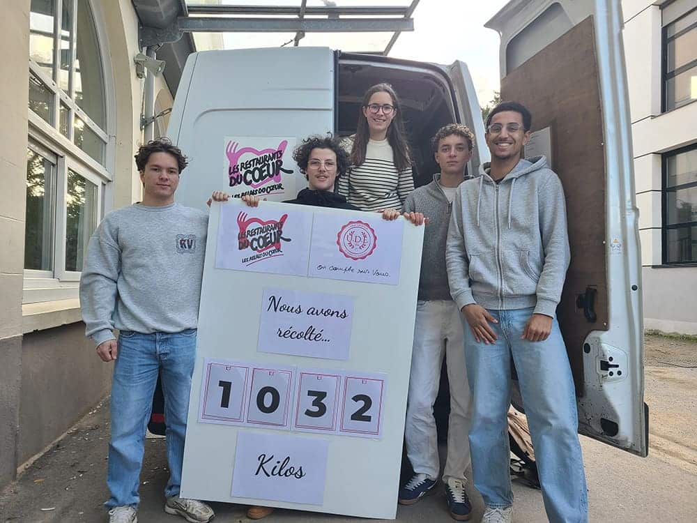 groupe de personnes tenant une pancarte